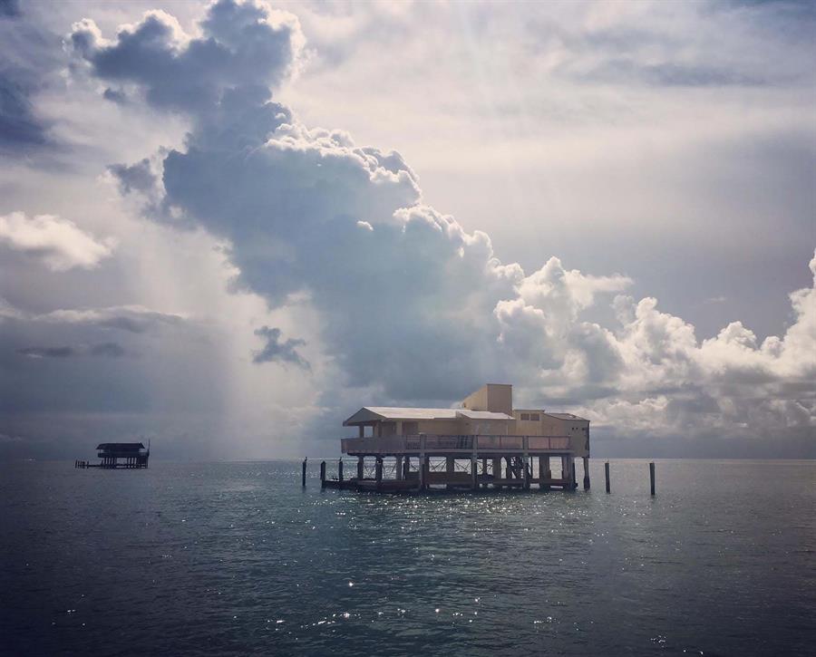 Una de las 7 casas flotantes de Miami-Dade quedó destruida tras incendio en Stiltsville