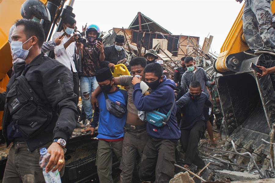 Continúa la búsqueda de sobrevivientes del sismo que dejó al menos 34 muertos en Indonesia