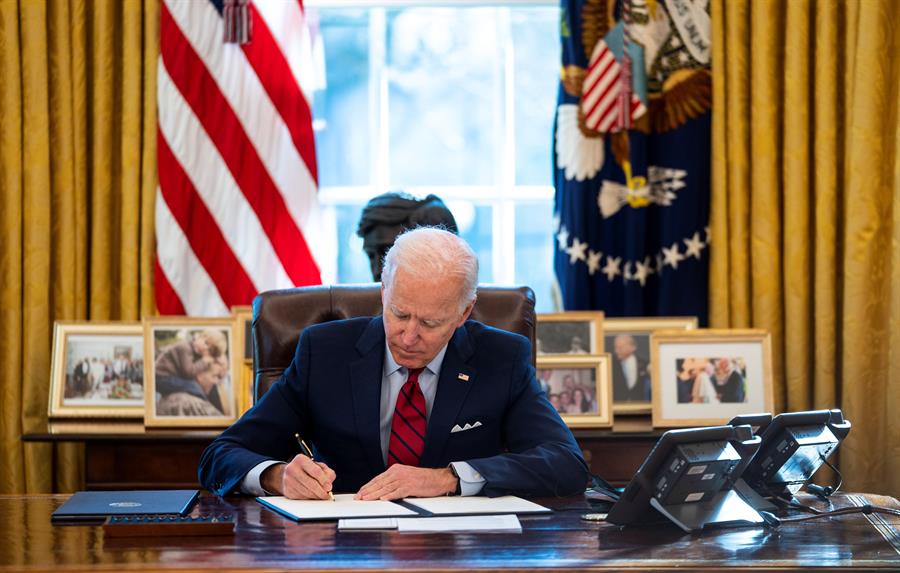 Biden firmó órdenes para reforzar Obamacare y "deshacer el daño causado por Trump al sistema sanitario"