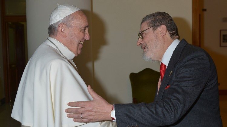 El médico personal del papa murió a causa de la COVID-19