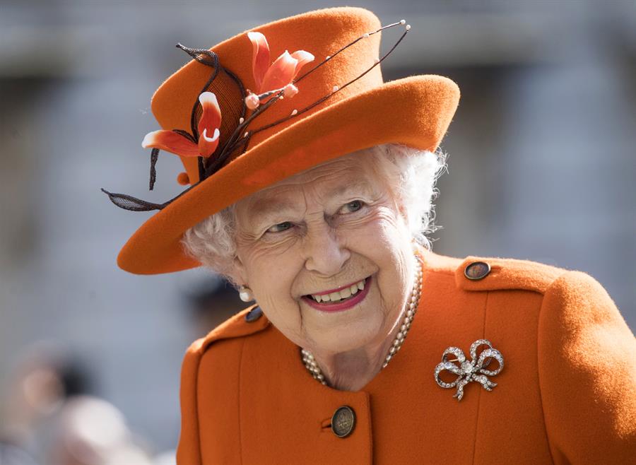 La reina Elizabeth II y su esposo recibieron la vacuna contra la COVID-19