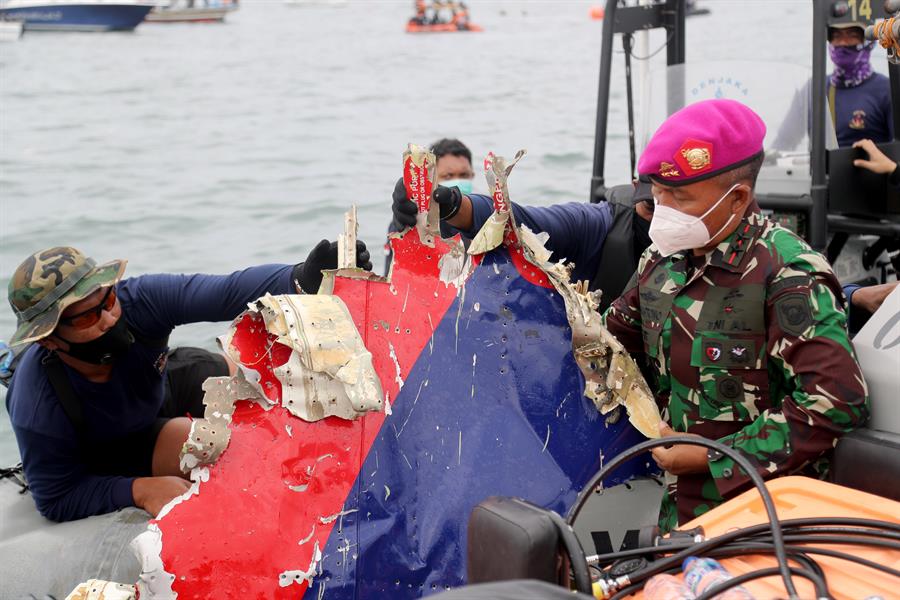 Hallaron restos del avión que cayó al mar con 62 personas a bordo en Indonesia