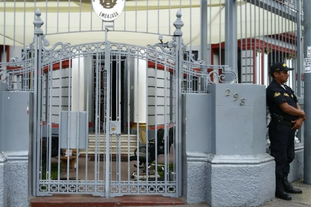 Venezuela denuncia actos de violencia xenofóbica contra su embajada en Perú