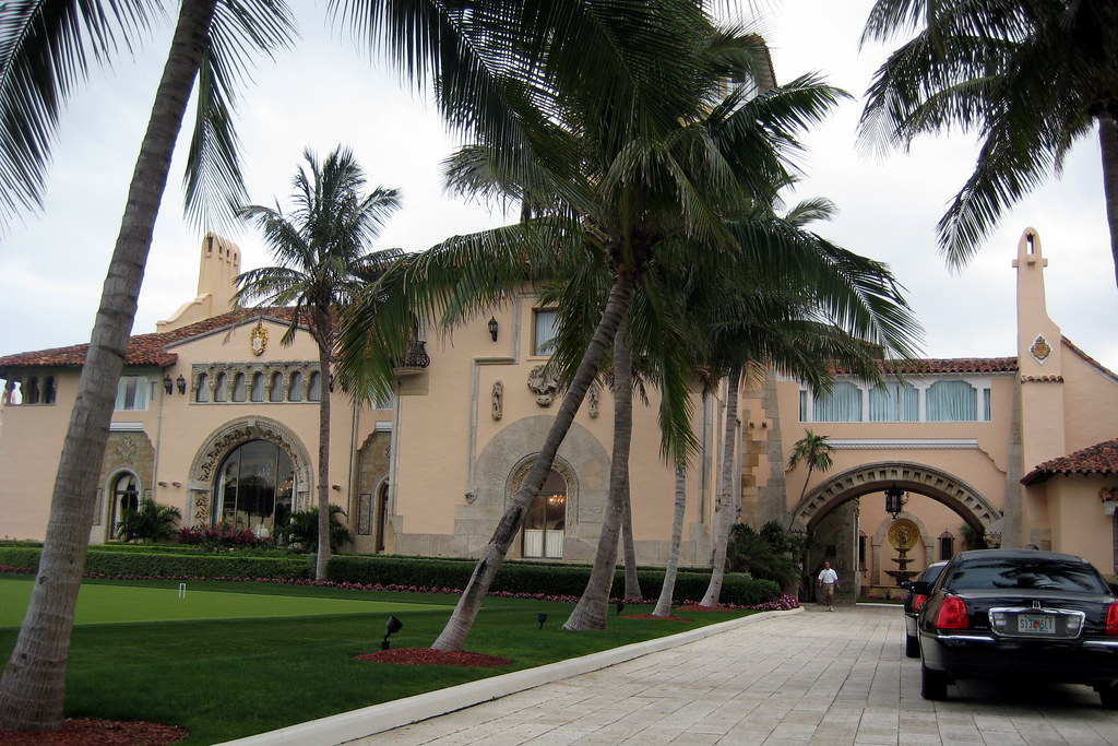 Avioneta sobrevuela club de Trump en Florida con aviso de "enciérrenlo"