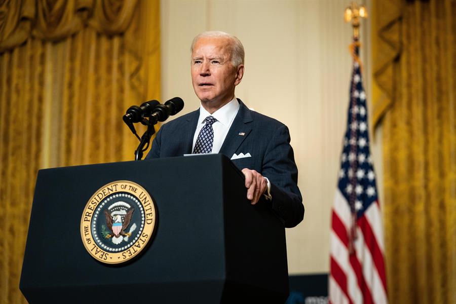 Decretos y luchas en el Congreso marcan el primer mes de Biden