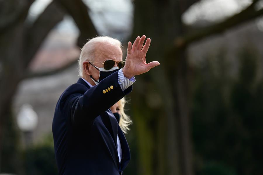 "Le gusta ver las cosas en persona": Biden visita Texas tras el impacto del fuerte temporal de frío