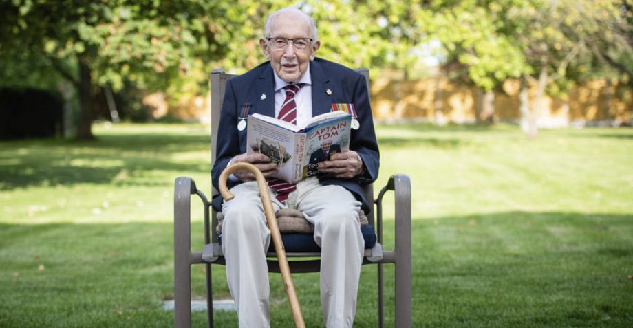 Muere Capitán Tom, icono británico de la lucha contra la covid