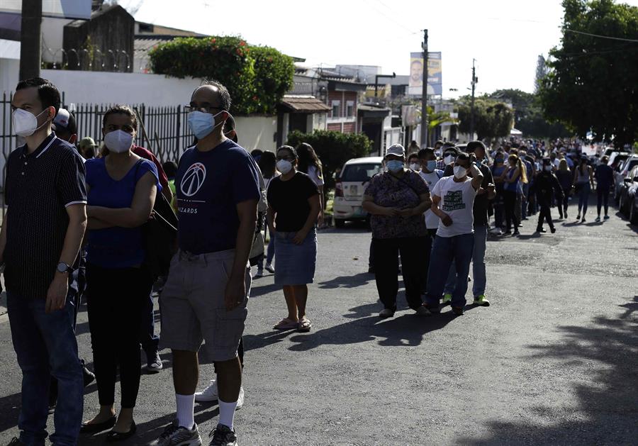 Retrasos en centros de votación marcan el inicio de los comicios en El Salvador