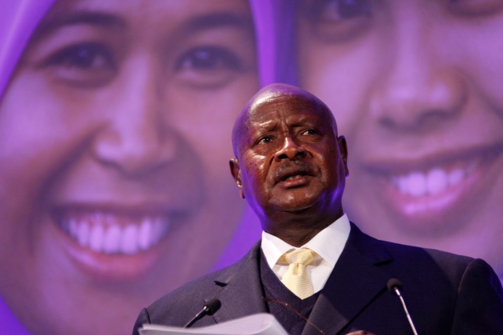Golpeó con un palo un muñeco con la cara del presidente de Uganda y lo arrestaron
