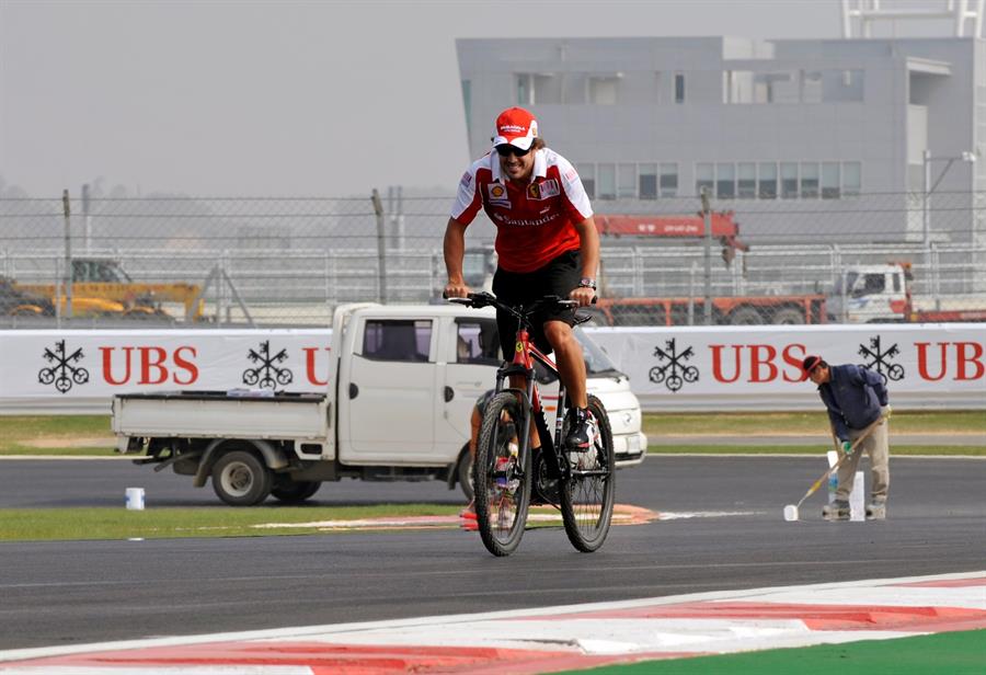 Hospitalizan a Fernando Alonso tras ser atropellado