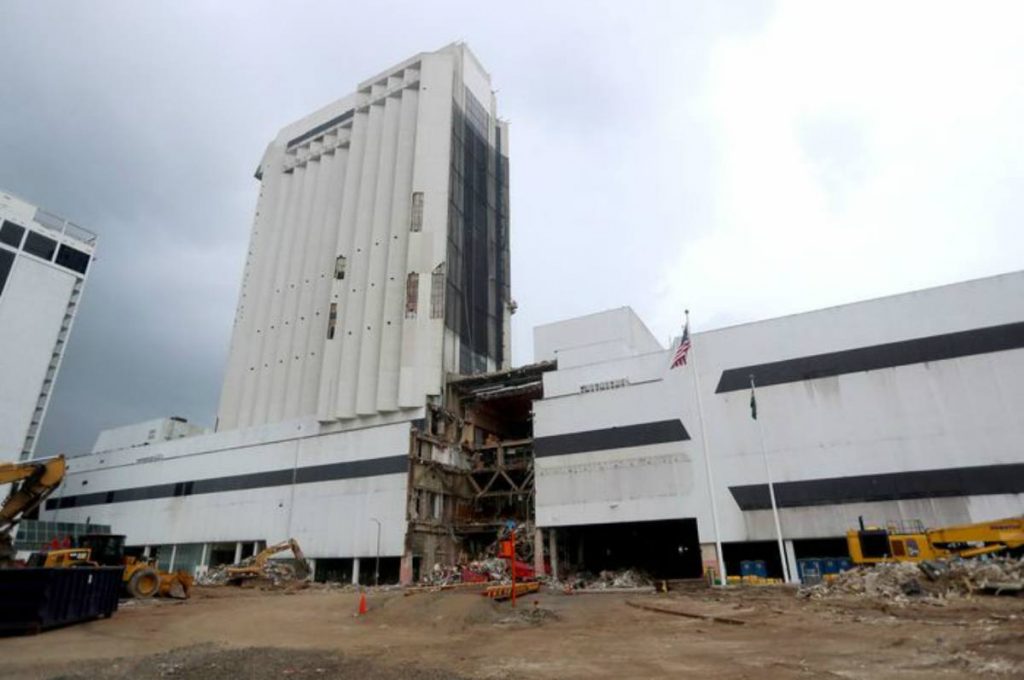 Casino Trump Plaza es derrumbado entre aplausos