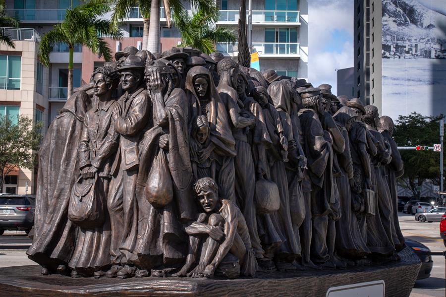 Arzobispo de Miami bendice escultura dedicada a los migrantes