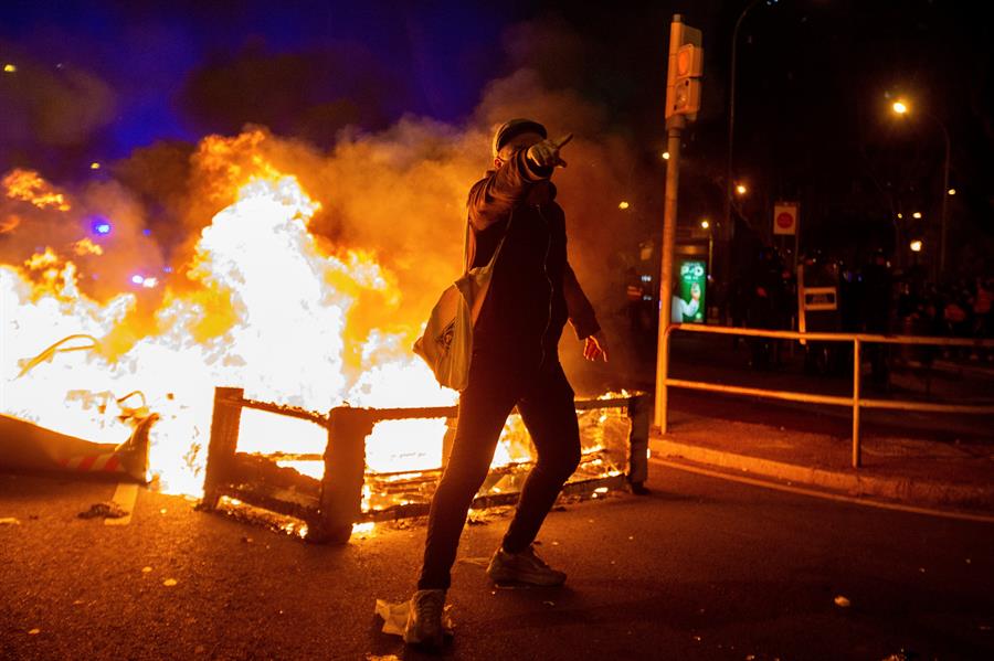 Nueva jornada de protestas en España por Pablo Hasel deja destrozos y saqueos