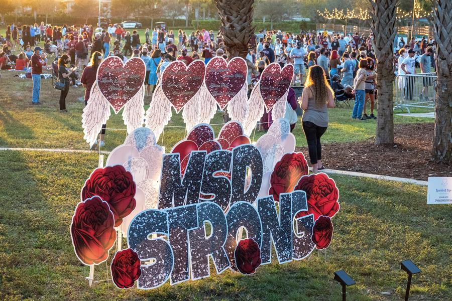 Flores, palabras y rezos en memoria de los 17 ángeles de Parkland