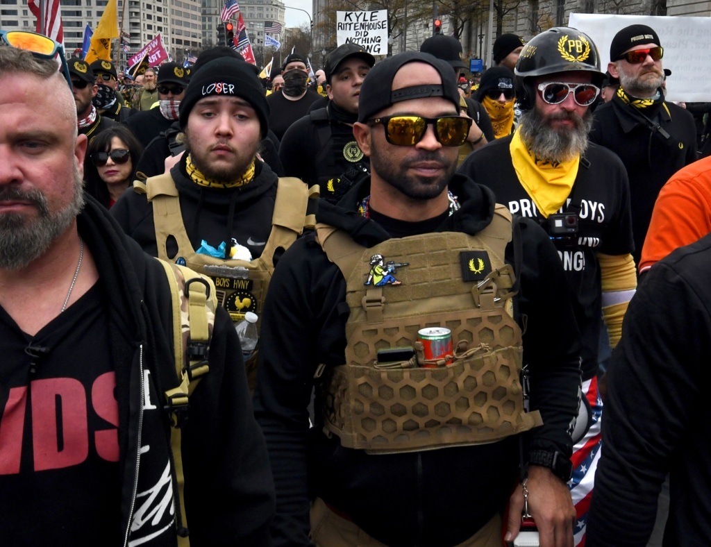 Líder de Proud Boys dice que es el momento de derrocar al Gobierno