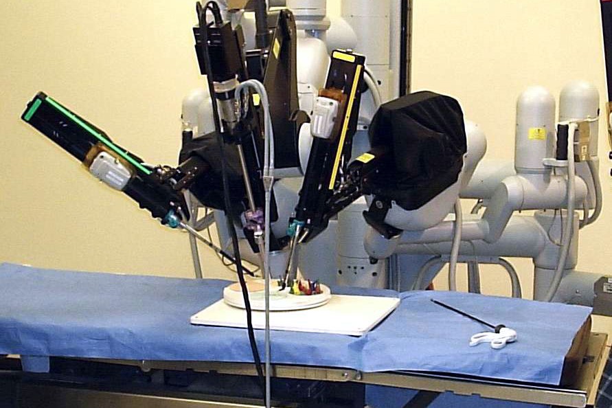 Un robot quirúrgico extirpa un tumor a una paciente despierta