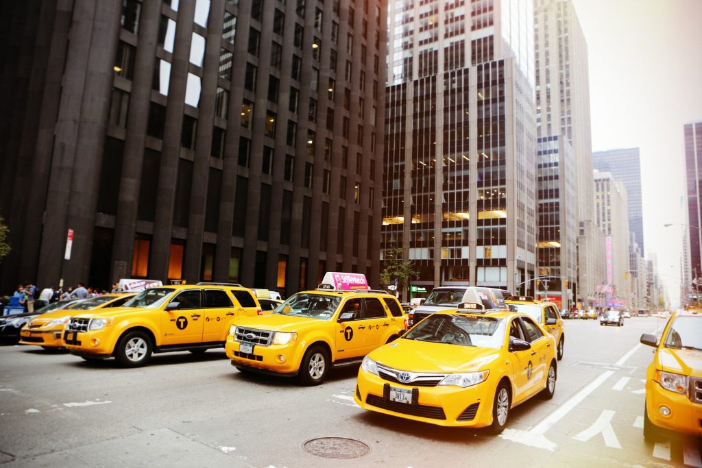 Taxistas de Nueva York cortan el tráfico para pedir auxilio