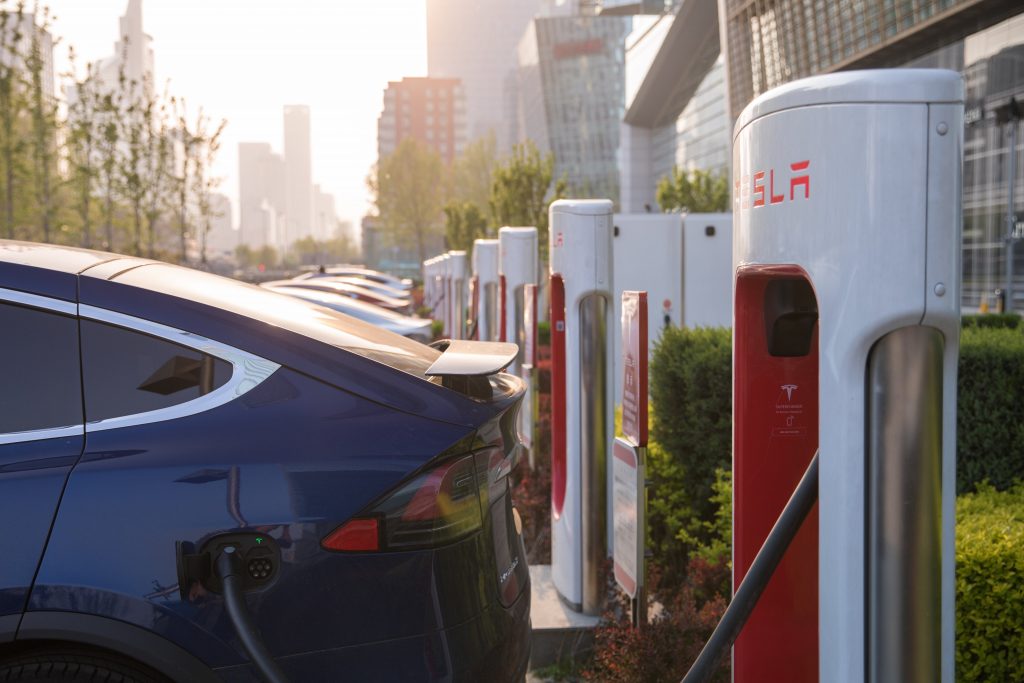 Tesla "electrifica" el mercado de valores y sube la cotización del bitcoin a máximo histórico