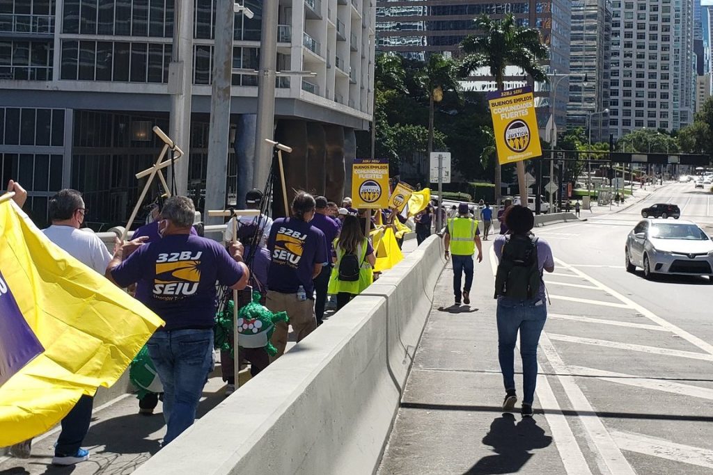 Trabajadores de la limpieza de Miami protestan por falta de seguridad laboral