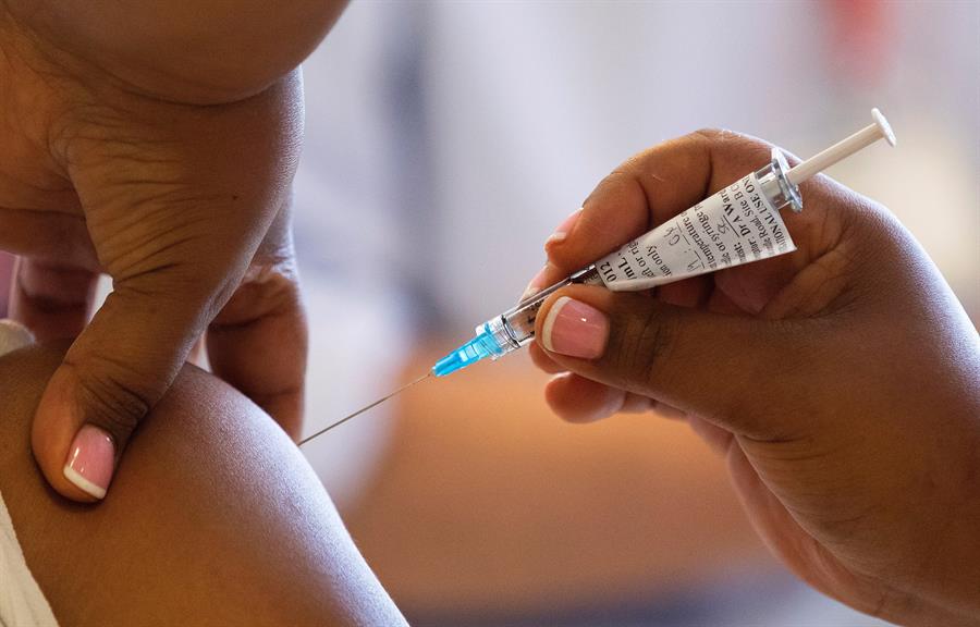 FDA recomienda autorizar la vacuna de Johnson & Johnson