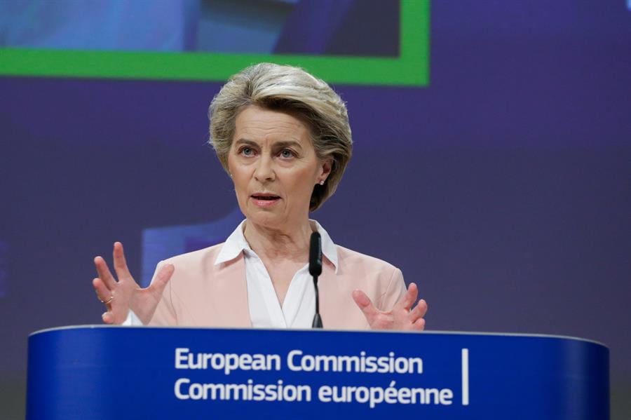 Von der Leyen no confía en que el TTIP "reviva" con Biden