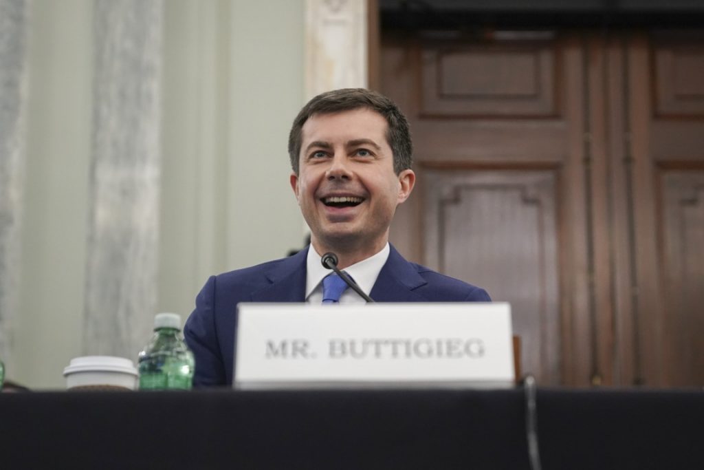 Buttigieg es la primera persona abiertamente gay y la más joven en un Gabinete de EEUU