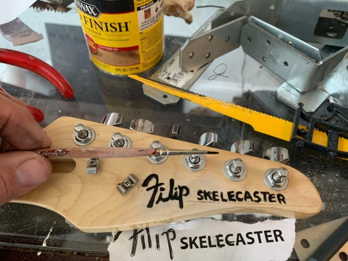 ¿La tocarías? Rockero construyó una guitarra con algo bastante inusual: el esqueleto de su tío