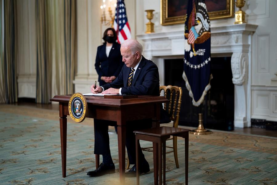 Biden revocó orden que vetaba ingreso de migrantes vistos como un riesgo para el mercado laboral