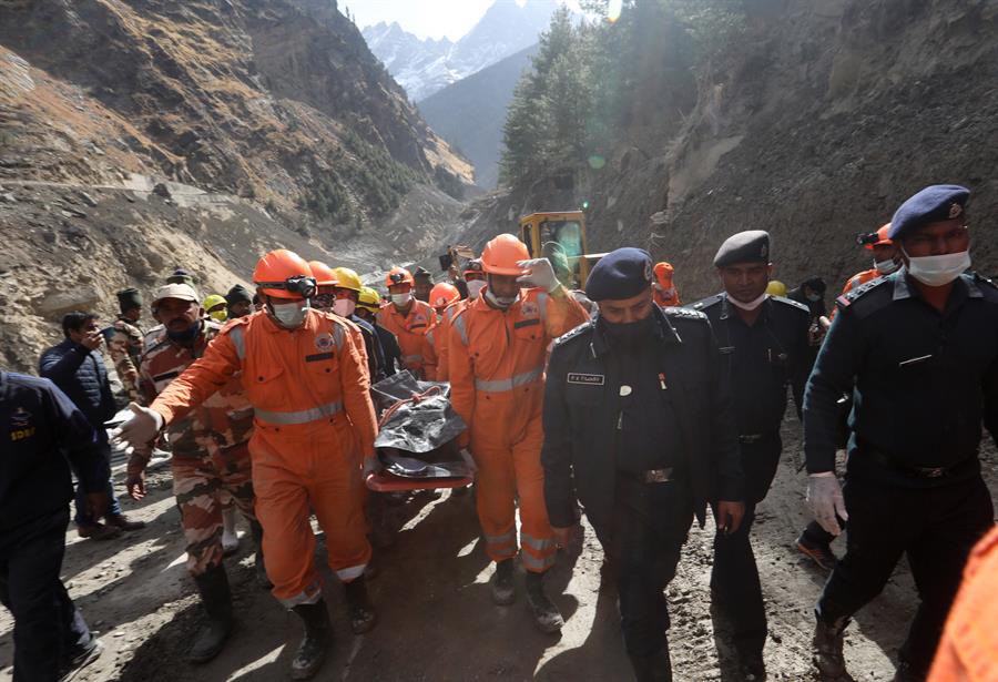Una masa de nieve causó el alud que dejó al menos 29 muertos y 170 desaparecidos en India