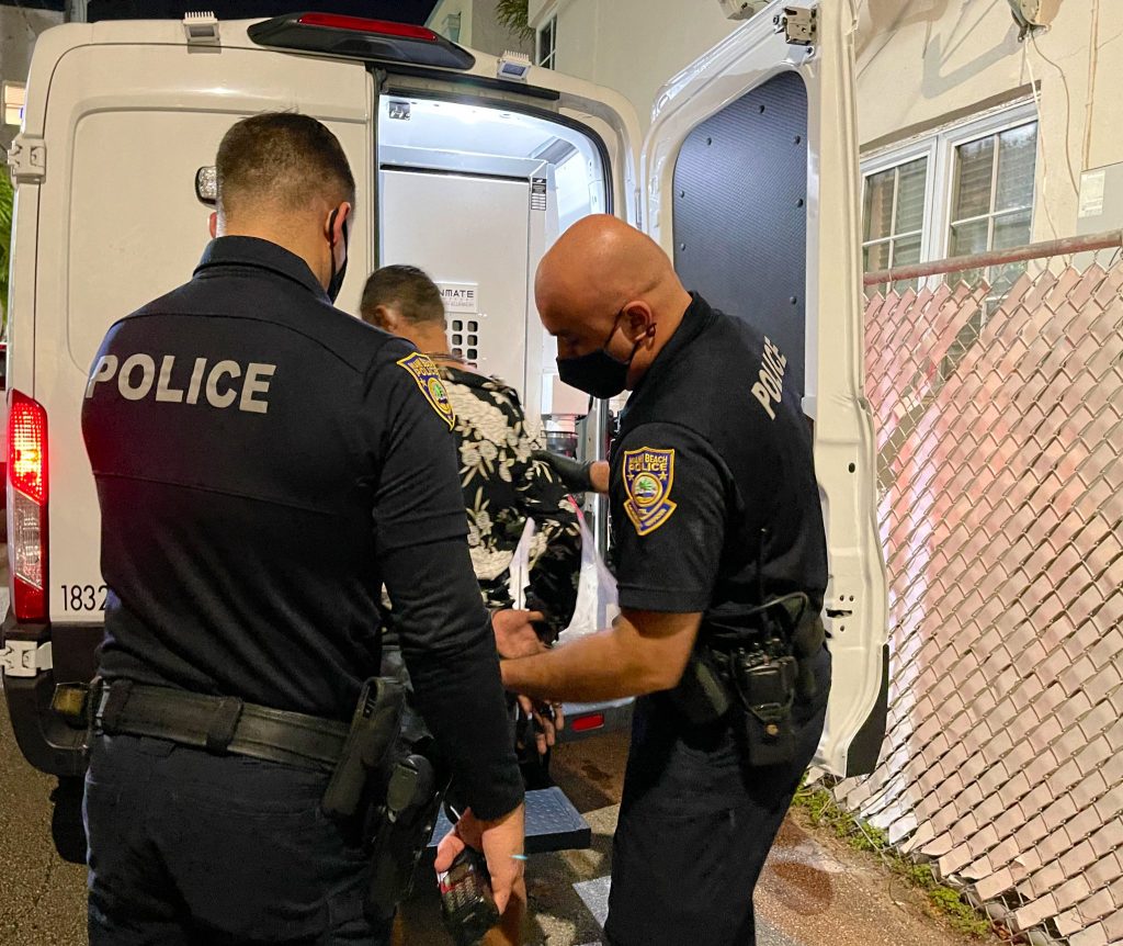 Rescatan a víctima de trata durante arresto por drogas de 7 latinos en Miami Beach
