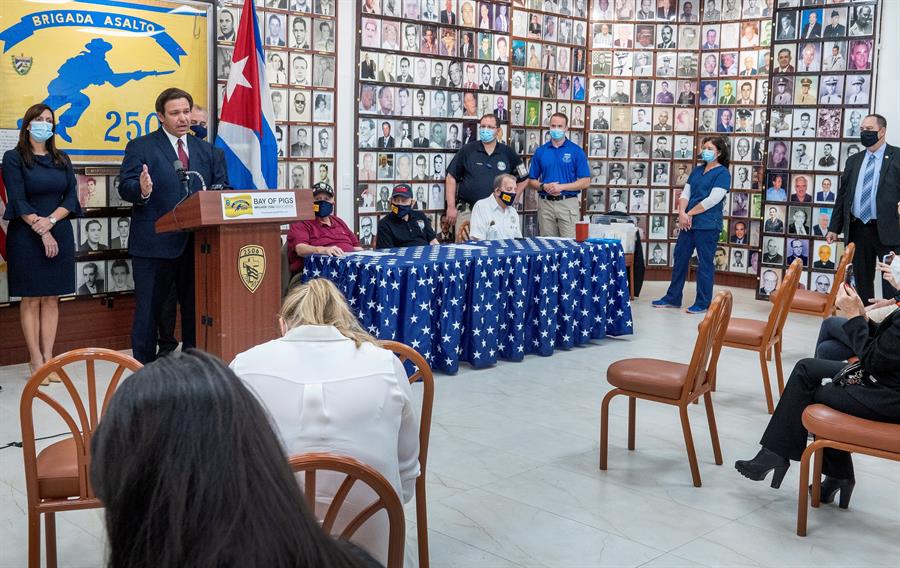 DeSantis inauguró un centro de vacunación en el museo de la Brigada 2506 de exiliados cubanos