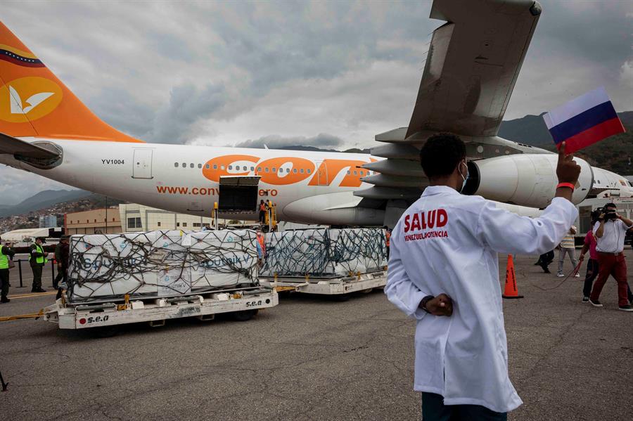 "Sí podemos por encima de cualquier intención criminal": Venezuela recibe sus primeras vacunas rusas