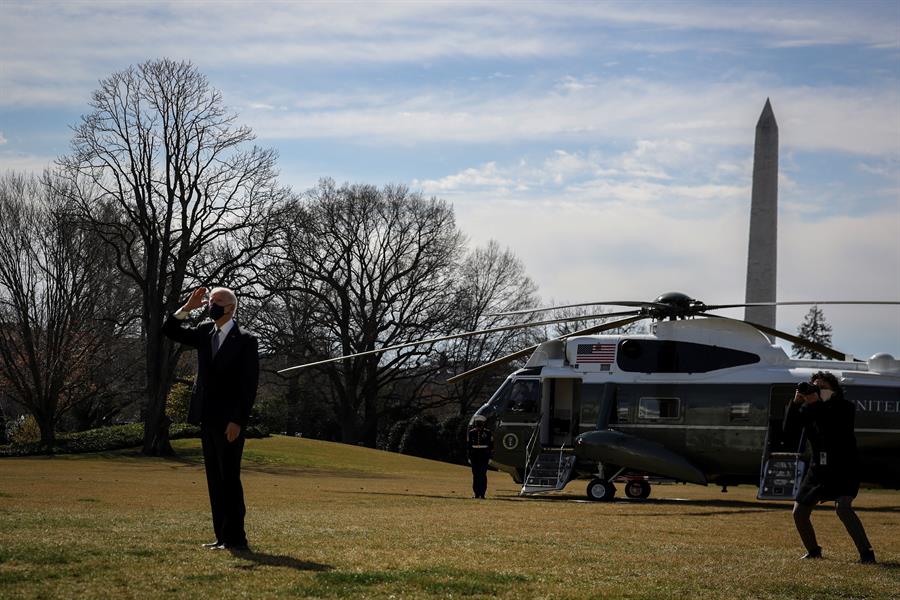 Casa Blanca dice que tropiezos de Biden se debieron al viento