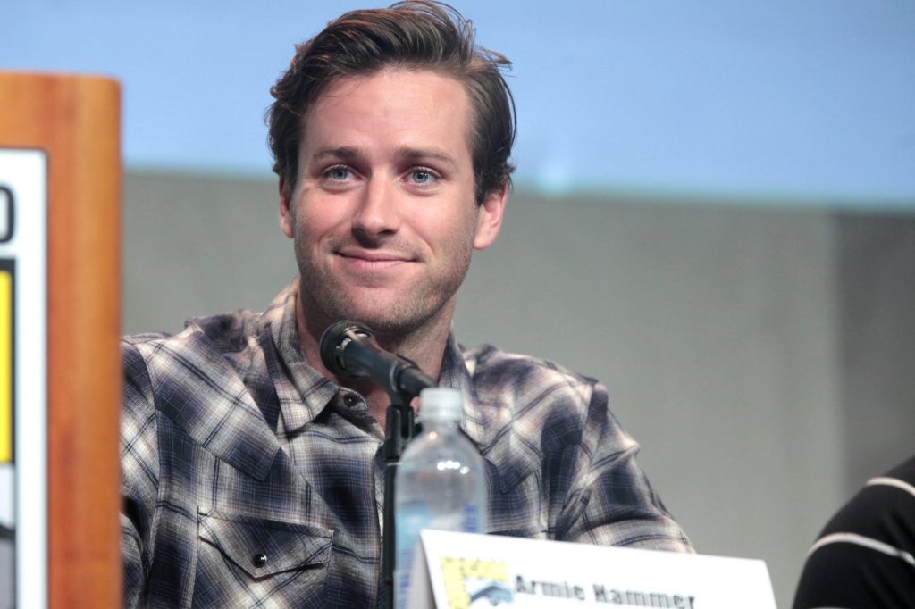 Mujer acusa a Armie Hammer de violación y "actos violentos"