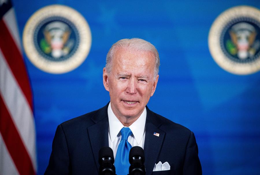 Biden promete "compartir" las vacunas con el mundo si EEUU tiene excedentes