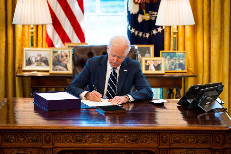 Biden firma el tercer rescate fiscal en EEUU contra la pandemia