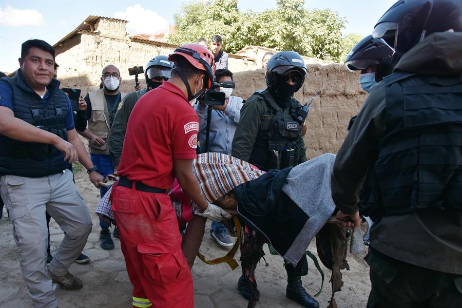 Un muerto y un herido al caer en una casa una avioneta militar de Bolivia