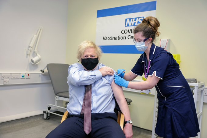 "No he sentido nada": Boris Johnson recibió la vacuna de AstraZeneca contra la COVID-19