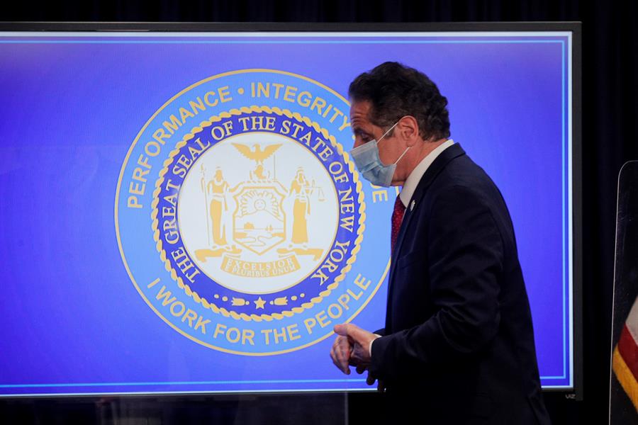 Al inicio de la pandema, Cuomo antepuso a su familia para las pruebas de la COVID-19