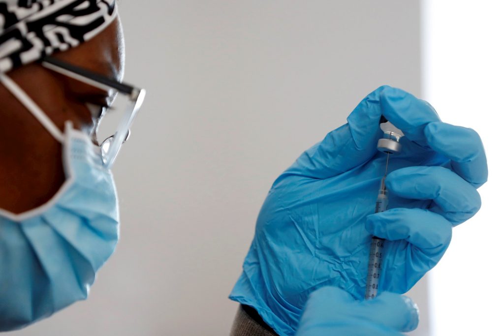 CDC indica que una sola dosis de vacunas de Pfizer y Moderna es efectiva en un 80 %