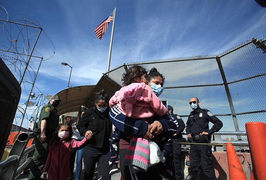 Biden critica a México por no acoger a familias migrantes deportadas