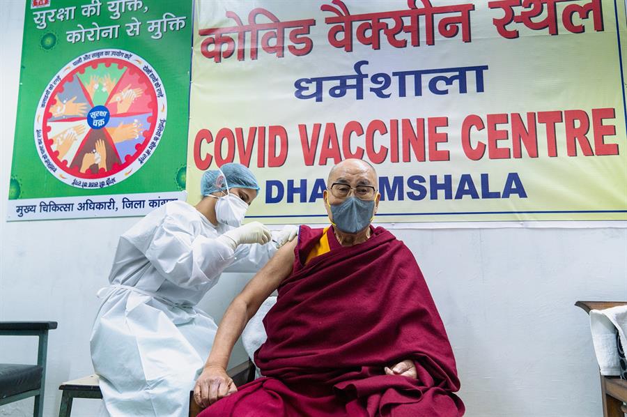 El dalai lama es vacunado contra la COVID y anima a tener el mismo "coraje"