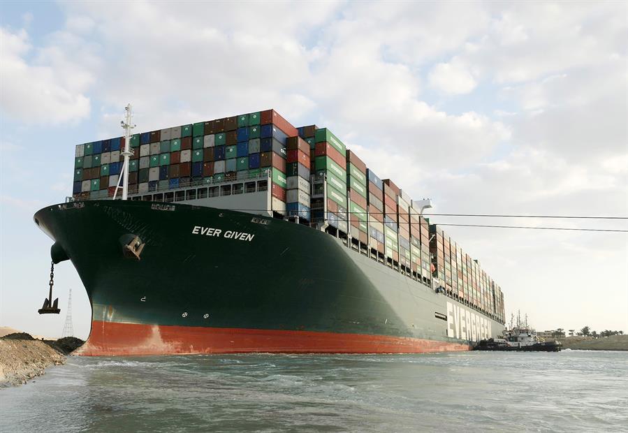 Aunque liberaron el timón y las hélices del Ever Given encallado, el canal de Suez sigue cerrado