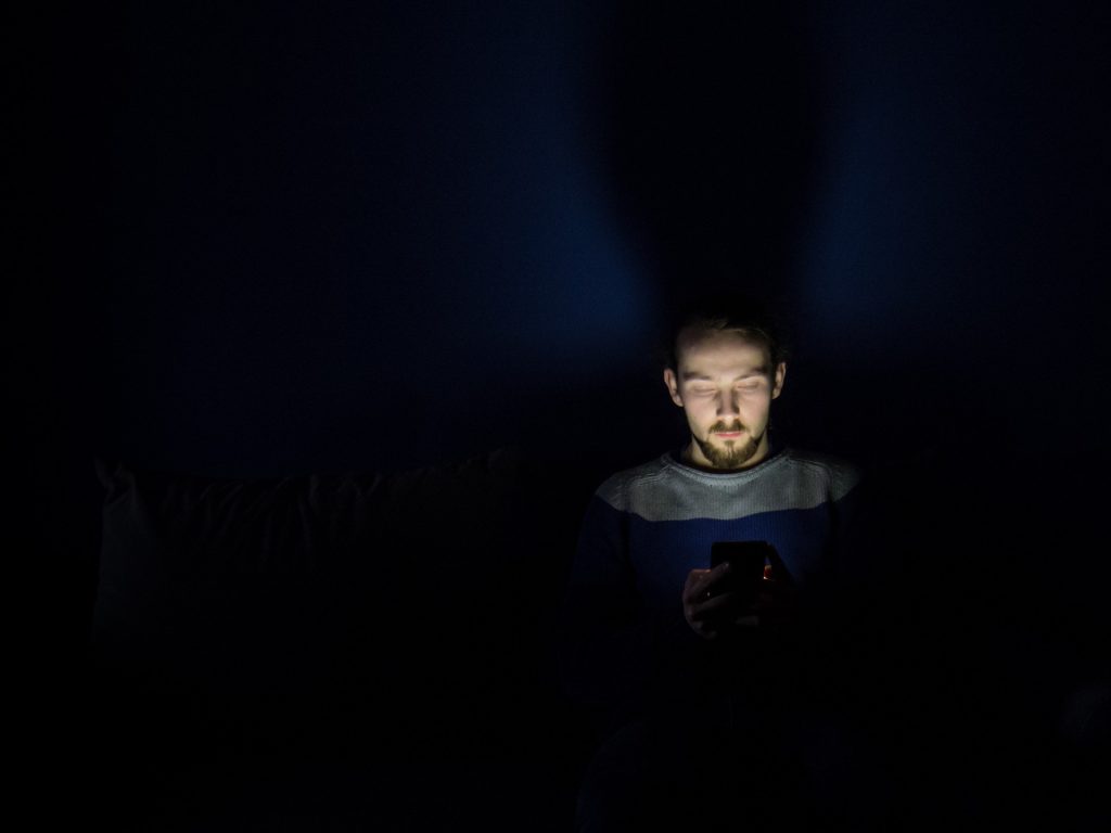 Adultos no podrán enviar mensajes directos a menores de 18 años si estos no los siguen en Instagram