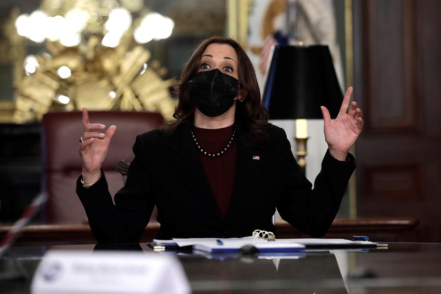 Kamala Harris admite que negocios latinos de EEUU necesitan ayuda "urgente"
