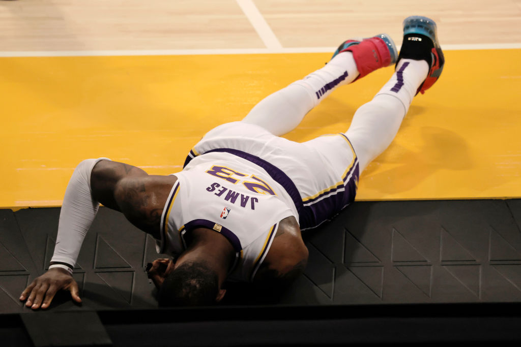 LeBron James estará de baja indefinidamente tras sufrir un esquince de tobillo