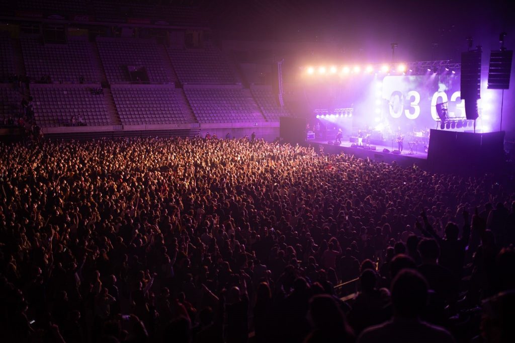 Love of Lesbian reunió a 5.000 personas en el primer concierto en pandemia y sin distancia física