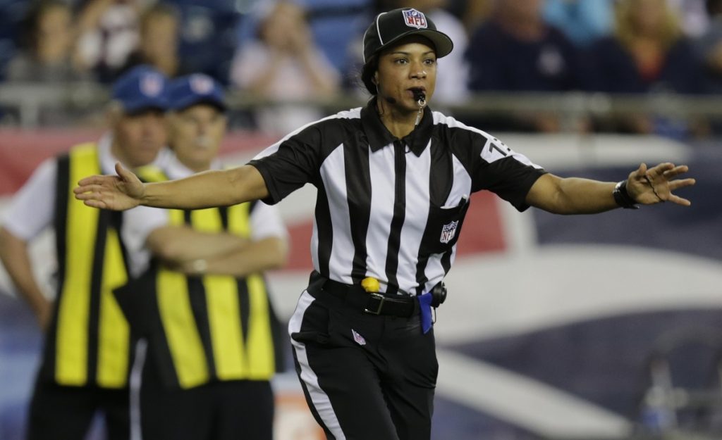 NFL contrata a la primera mujer afroamericana como árbitro