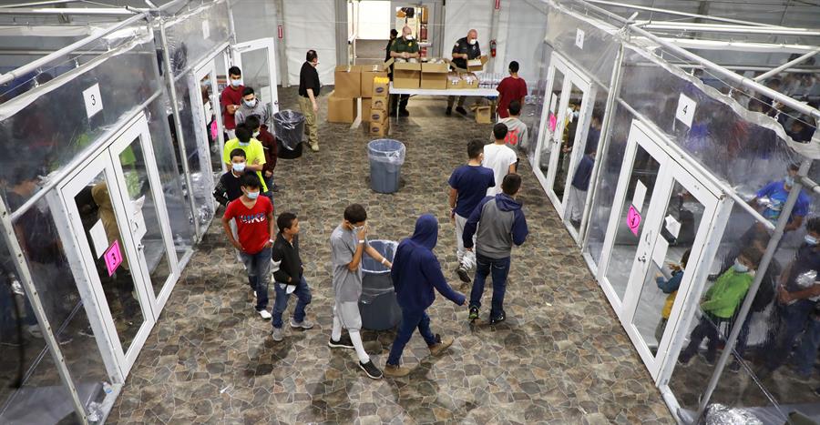Biden permite a la prensa entrar por primera vez a centro de niños migrantes