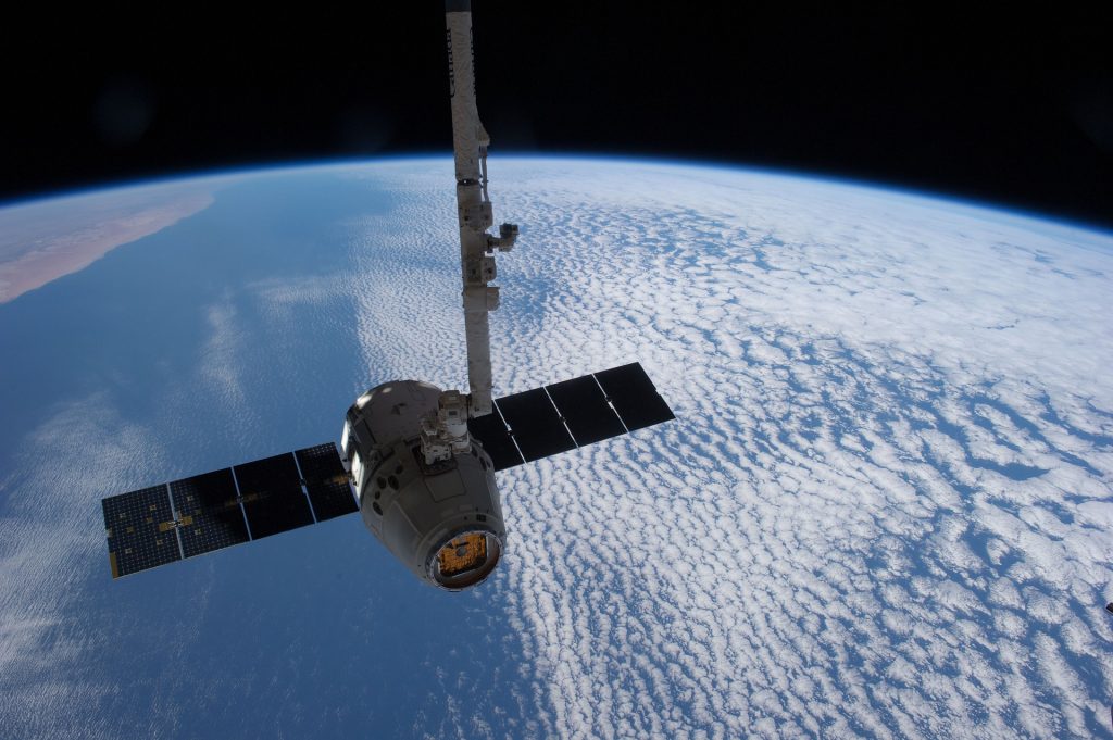 La nueva "misión" que la NASA y SpaceX iniciaron: evitar colisiones entre sus naves y satélites